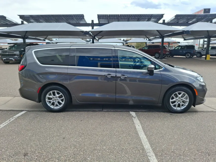 2023 Chrysler Pacifica Touring L | Photo 5 of 23