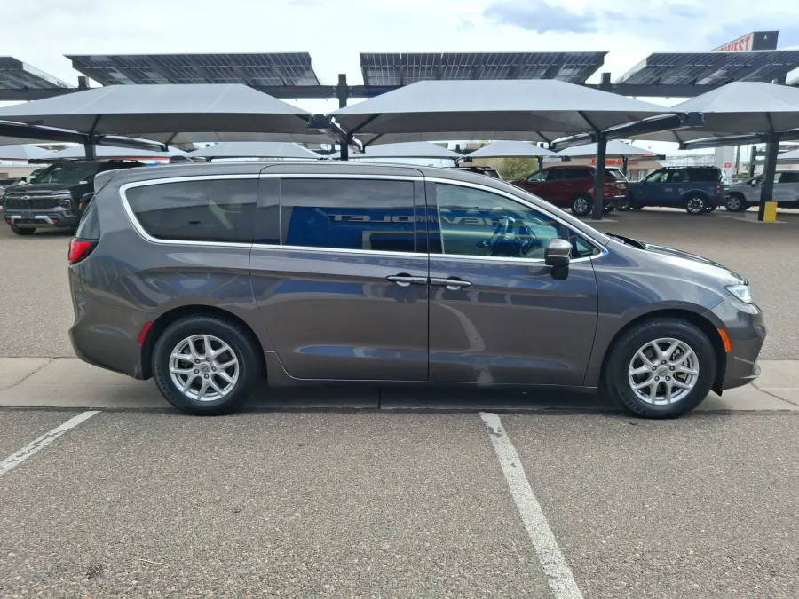 2023 Chrysler Pacifica Touring L | Photo 5 of 23