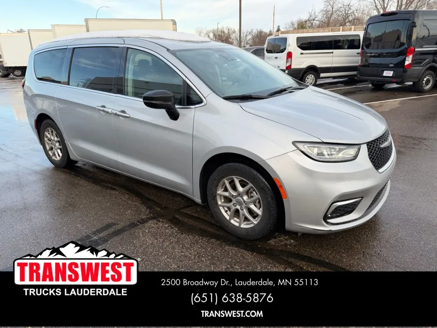2024 Chrysler Pacifica Touring L | Photo 6 of 24