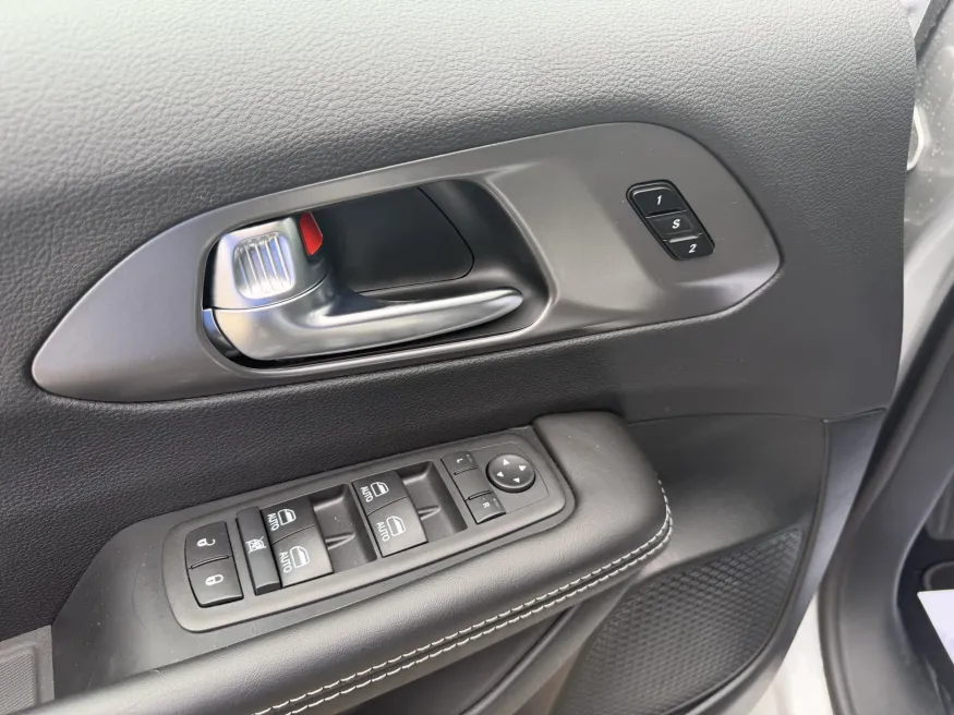 2026 Chrysler Pacifica Select | Photo 15 of 18
