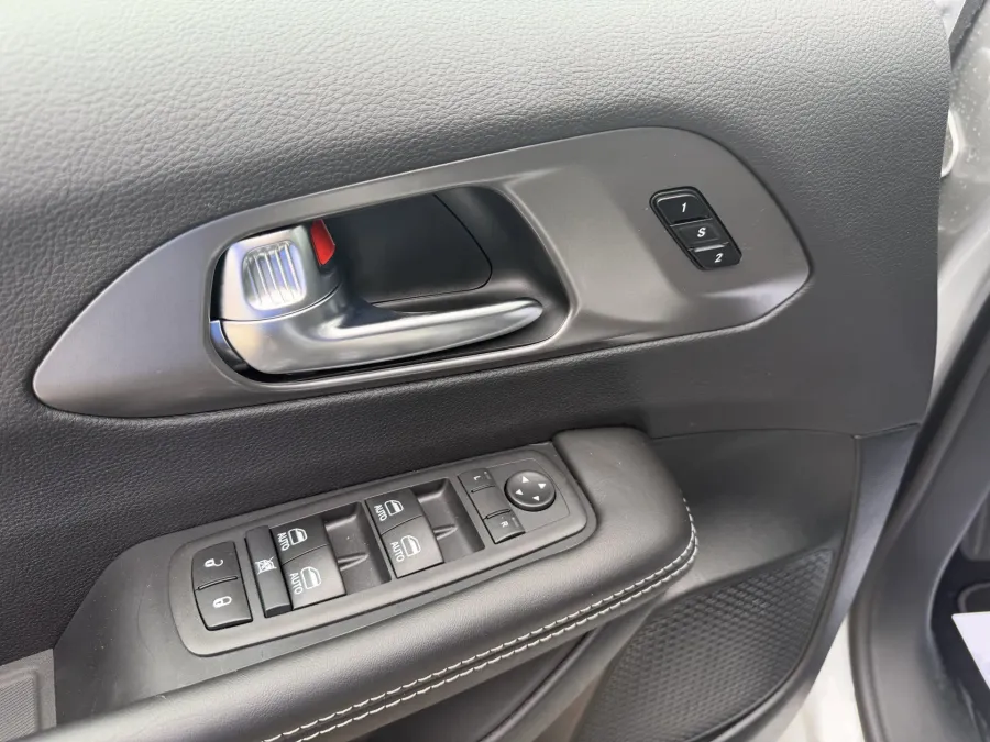 2026 Chrysler Pacifica Select | Photo 15 of 18