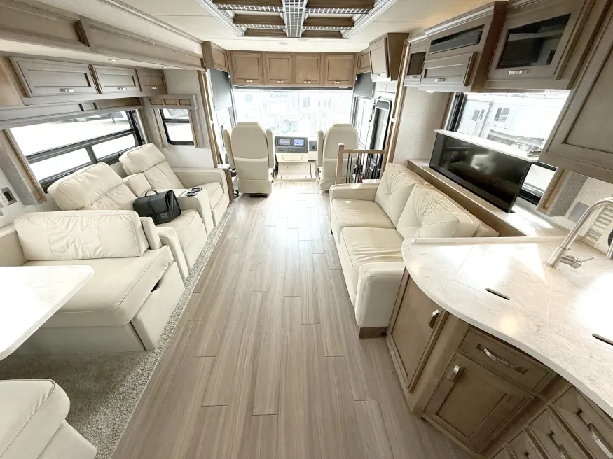 2022 Newmar Canyon Star 3722 | Photo 5 of 28