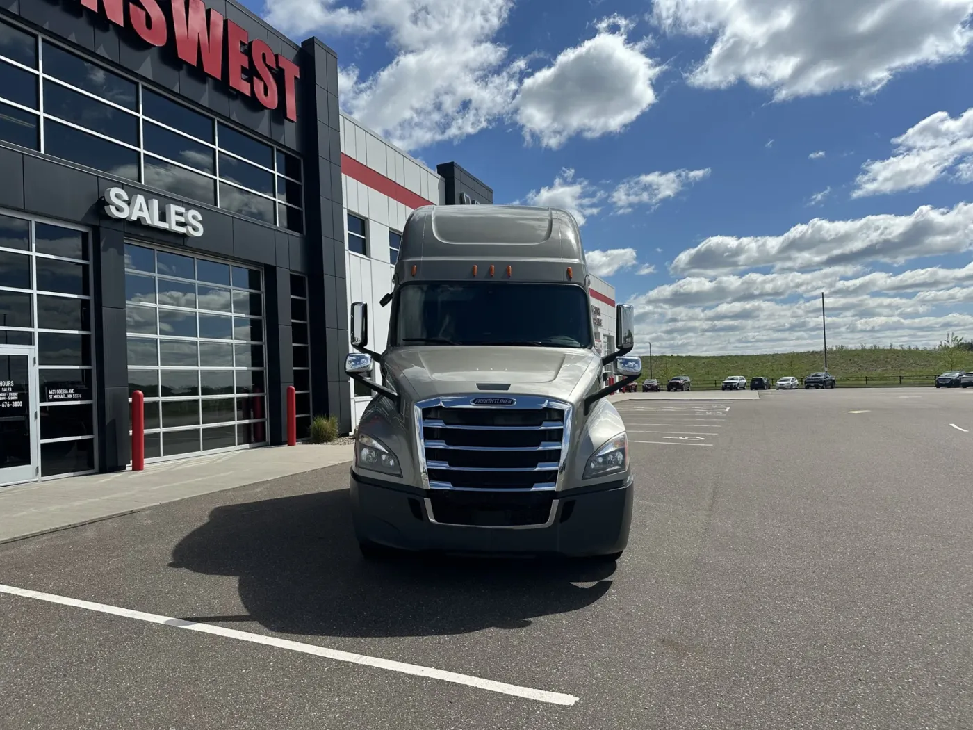 2020 Freightliner Cascadia | Photo 2 of 16