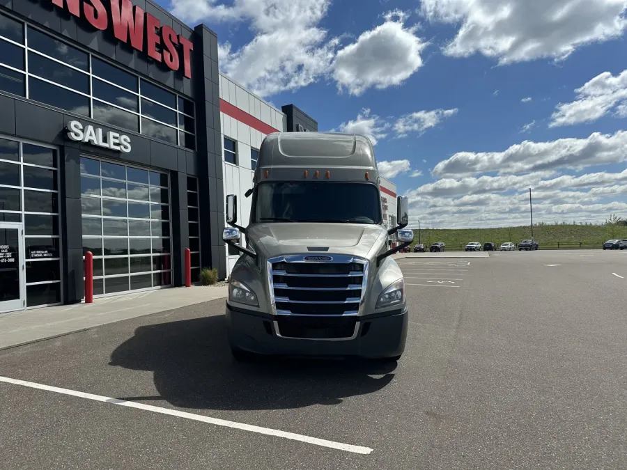 2020 Freightliner Cascadia | Photo 2 of 16