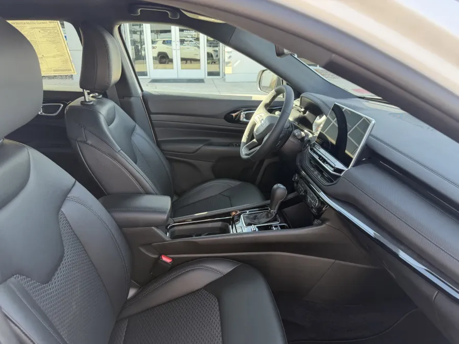 2026 Jeep Compass Latitude | Photo 11 of 18