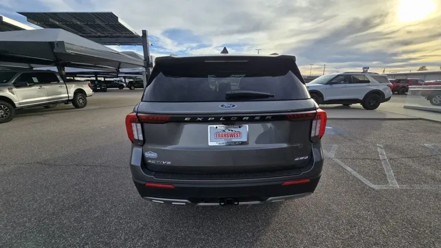 2026 Ford Explorer | Photo 7 of 31