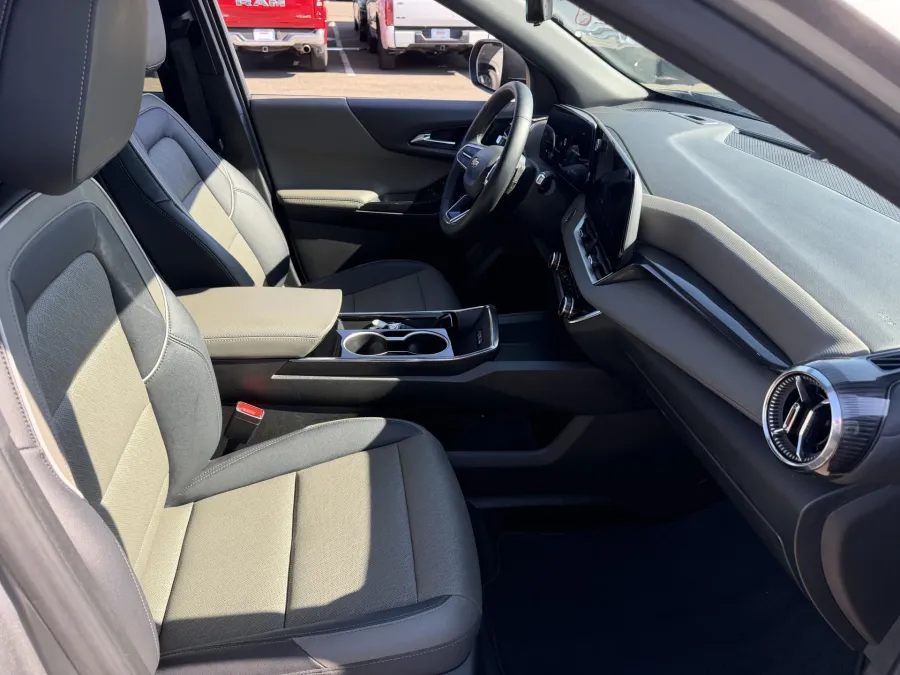 2025 Chevrolet Equinox AWD LT | Photo 12 of 22