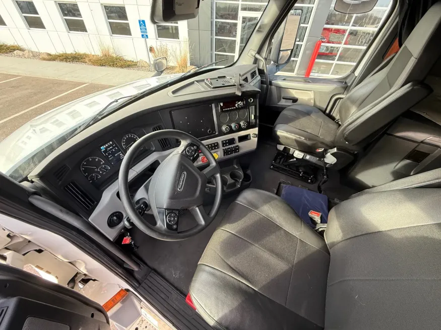 2022 Freightliner Cascadia | Photo 10 of 14