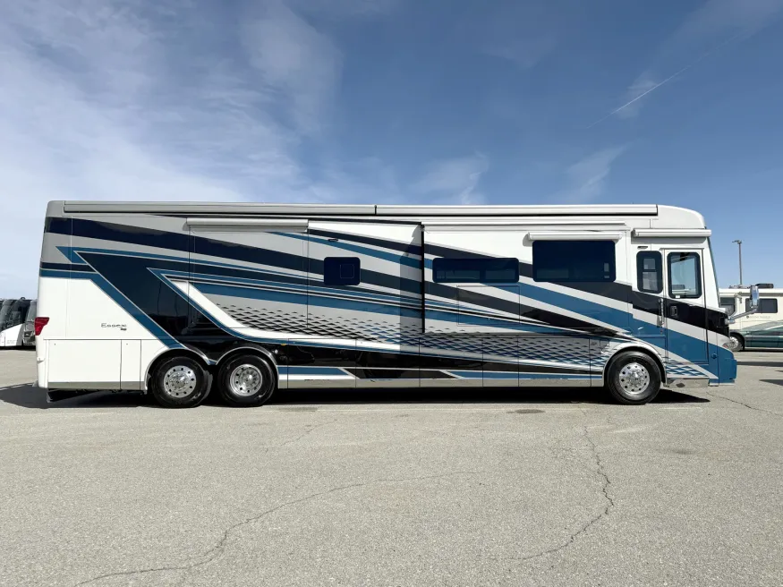 2027 Newmar Essex 4595 | Photo 3 of 31