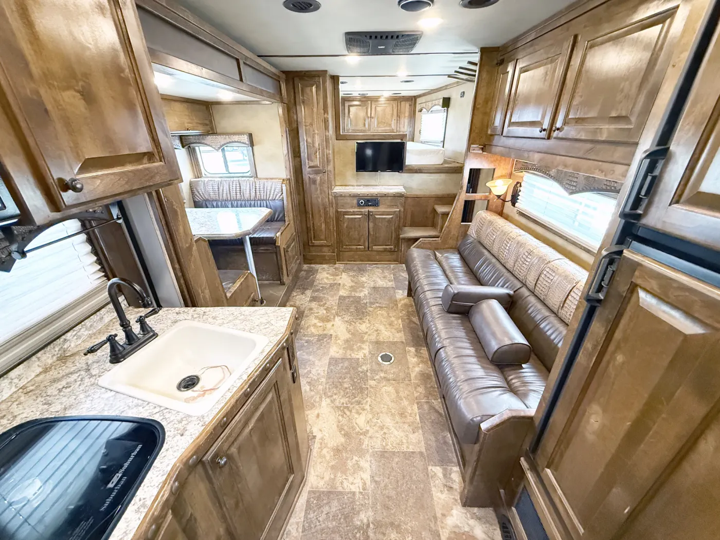 2019 Twister 5HLQ | Photo 4 of 27