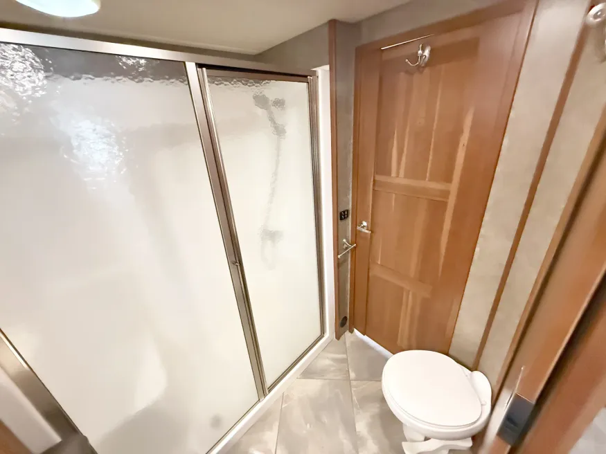 2016 Winnebago Journey 38P | Photo 15 of 30