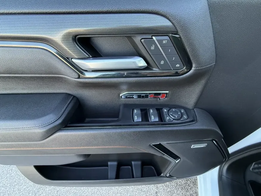 2023 GMC Sierra 1500 | Photo 12 of 29