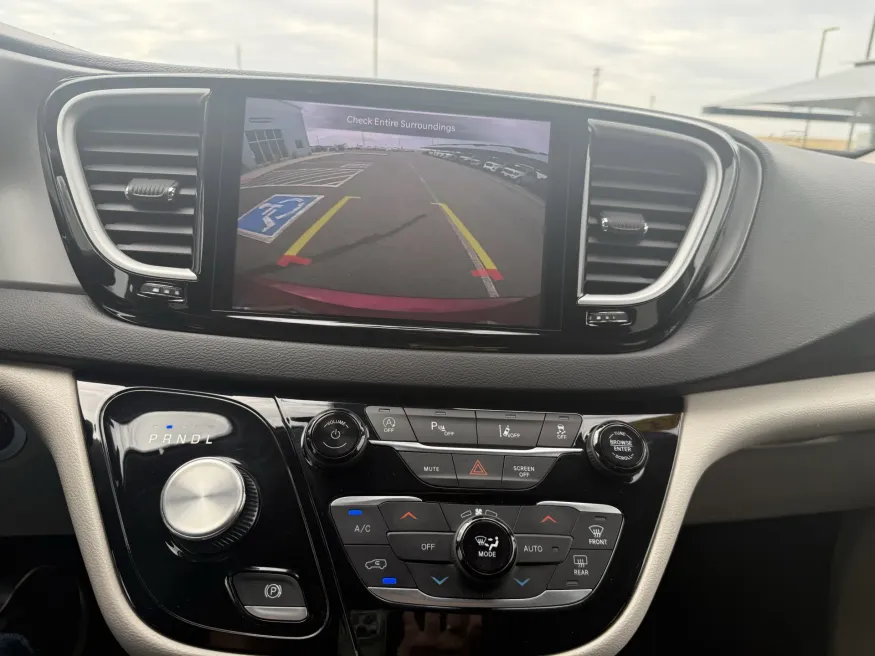 2023 Chrysler Pacifica Touring L | Photo 20 of 24