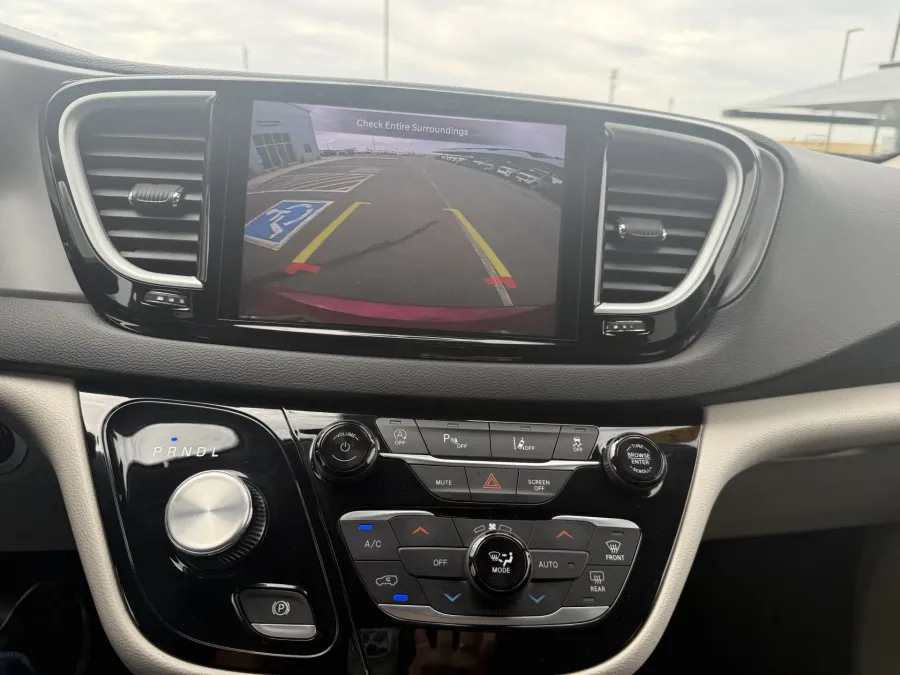 2023 Chrysler Pacifica Touring L | Photo 20 of 24