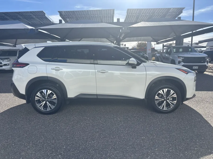 2021 Nissan Rogue SV | Photo 5 of 20