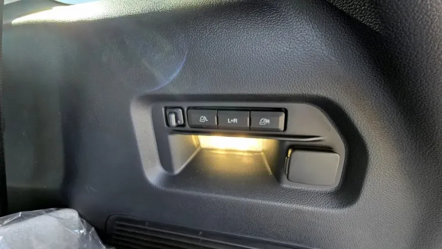 2025 Ford Explorer | Photo 9 of 35