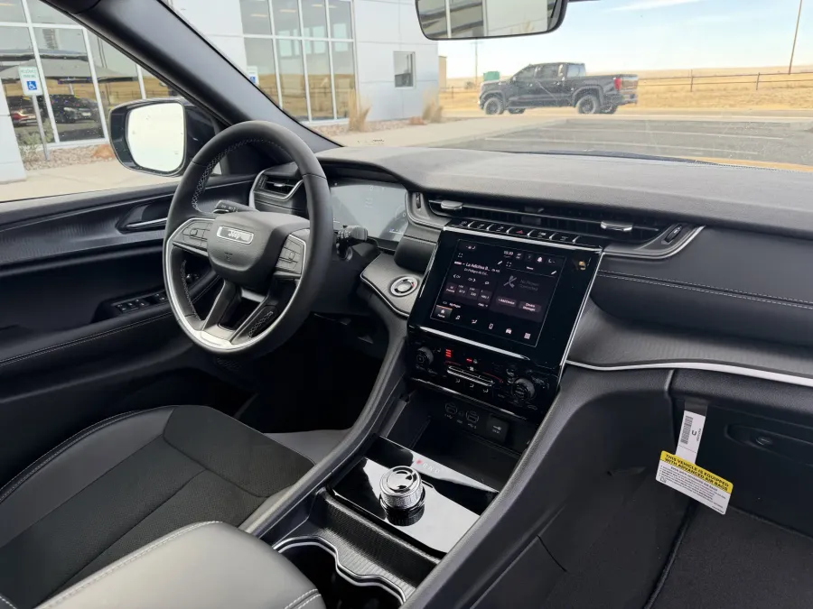 2025 Jeep Grand Cherokee Altitude X | Photo 12 of 16