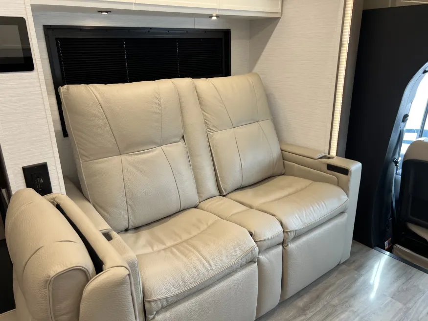2026 Newmar Freedom Aire 2515 | Photo 15 of 32