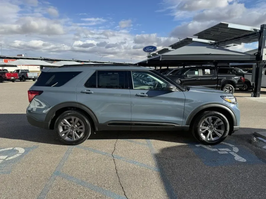 2026 Ford Explorer | Photo 4 of 28