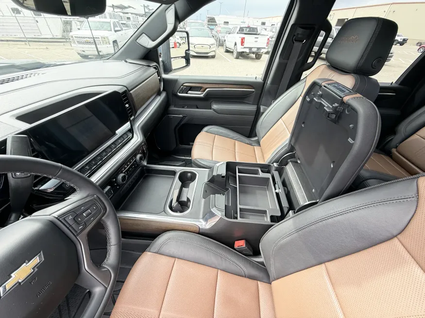 2025 Chevrolet Silverado 3500HD High Country | Photo 8 of 23