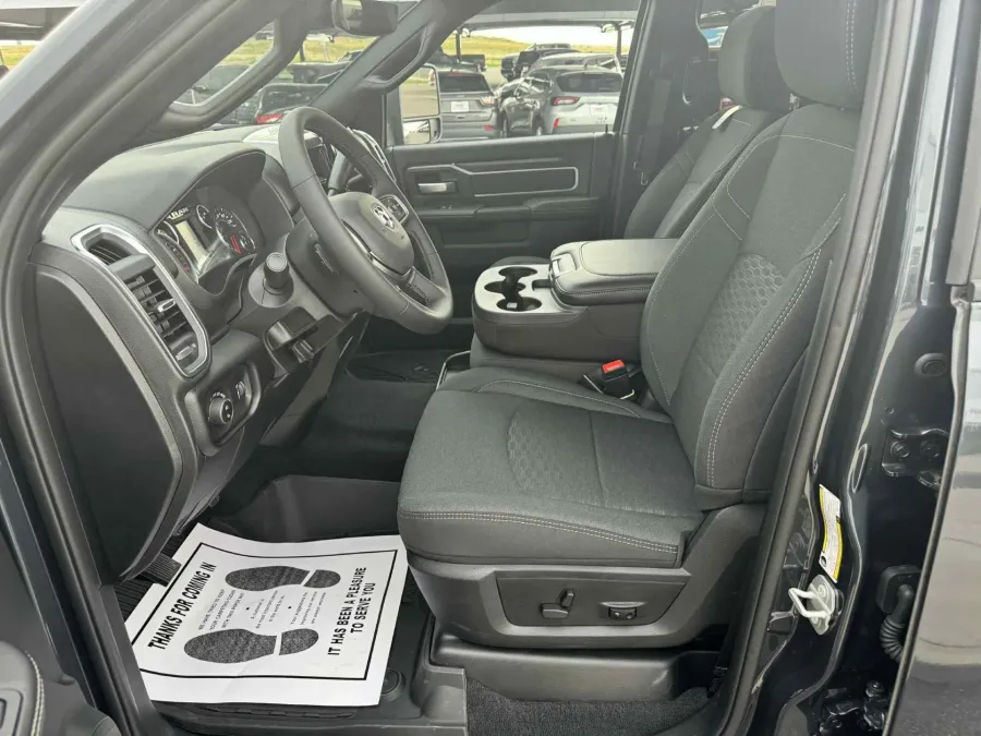 2025 RAM 3500 Big Horn | Photo 9 of 20