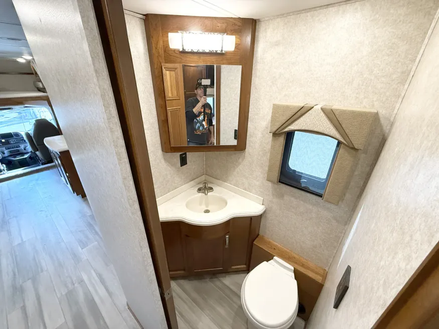 2022 Renegade Valencia 38RB | Photo 14 of 31