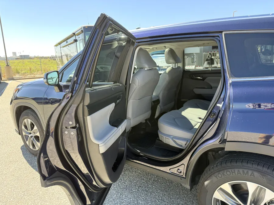 2021 Toyota Highlander XLE | Photo 9 of 22