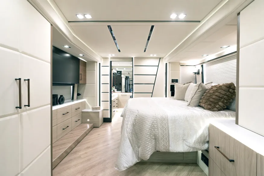 2026 Emerald Luxury Coaches Prevost H3-45 Triple Slide | Photo 14 of 23