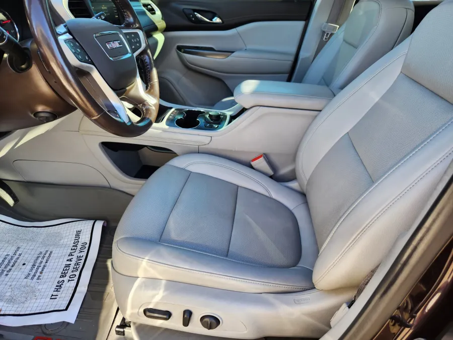 2021 GMC Acadia SLT | Photo 8 of 29