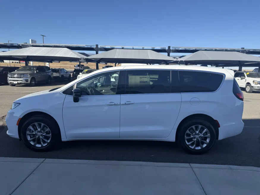 2026 Chrysler Pacifica Select | Photo 4 of 14