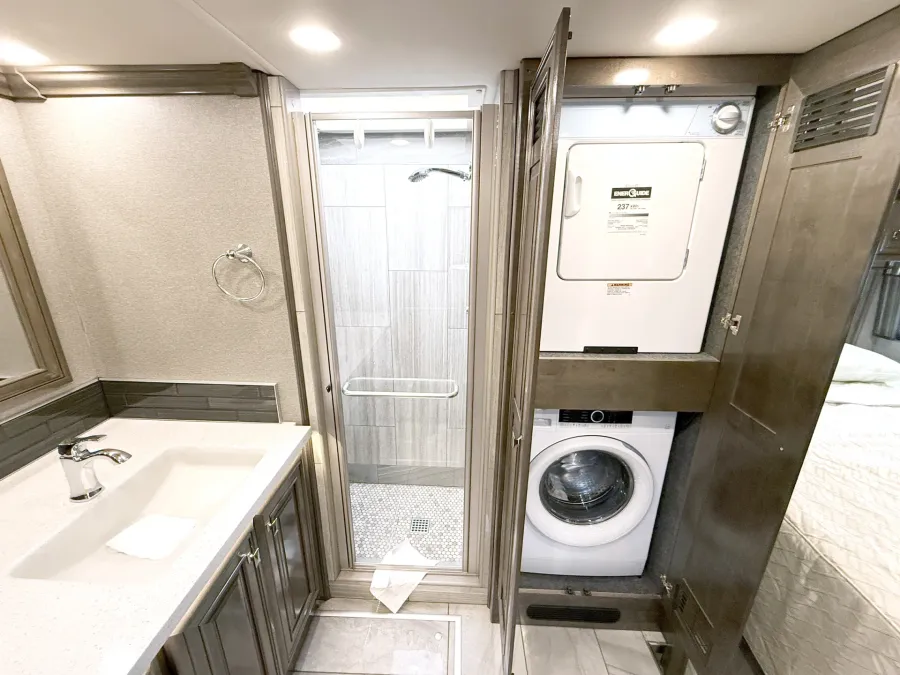 2019 Fleetwood Discovery 40M LXE | Photo 18 of 30