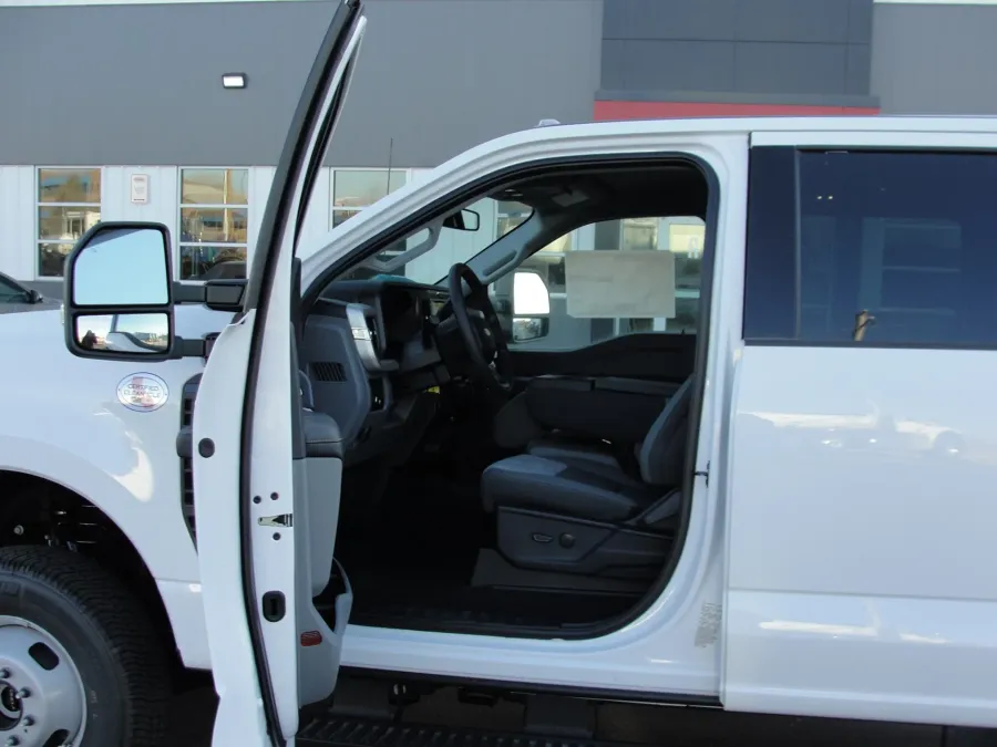 2026 Ford F-350 | Photo 8 of 16