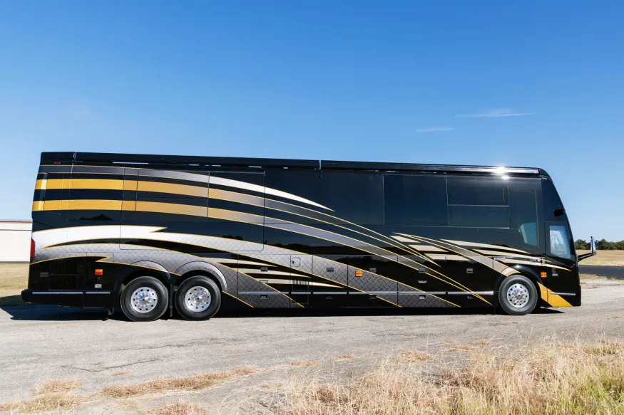 2026 Emerald Prevost H3-45 Triple Slide | Photo 2 of 29
