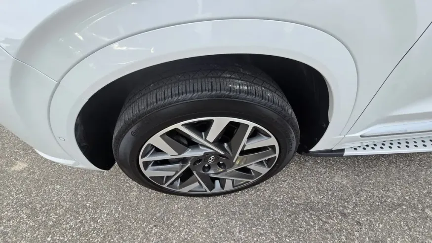 2022 Hyundai Santa Fe | Photo 11 of 33