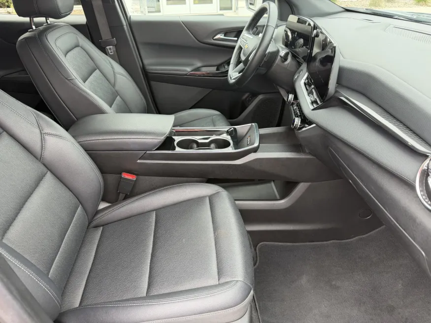 2025 Chevrolet Equinox AWD LT | Photo 10 of 18