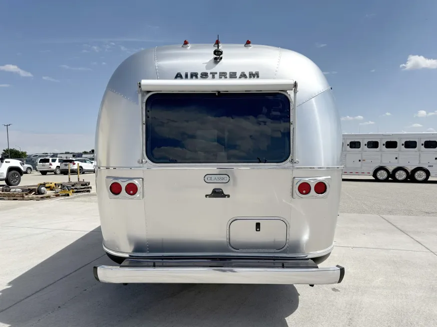 2024 Airstream Classic 33FB Twin | Photo 18 of 23