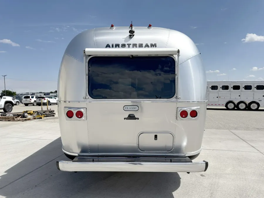 2024 Airstream Classic 33FB Twin | Photo 18 of 23