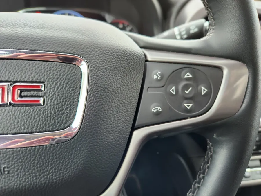 2023 GMC Acadia AT4 | Photo 19 of 27