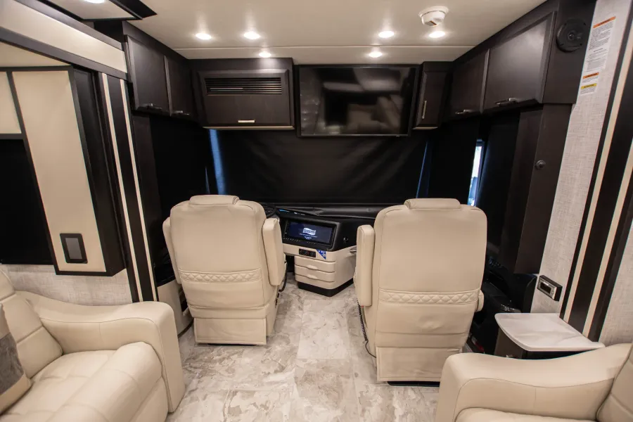 2026 Newmar Essex 4569 | Photo 11 of 34