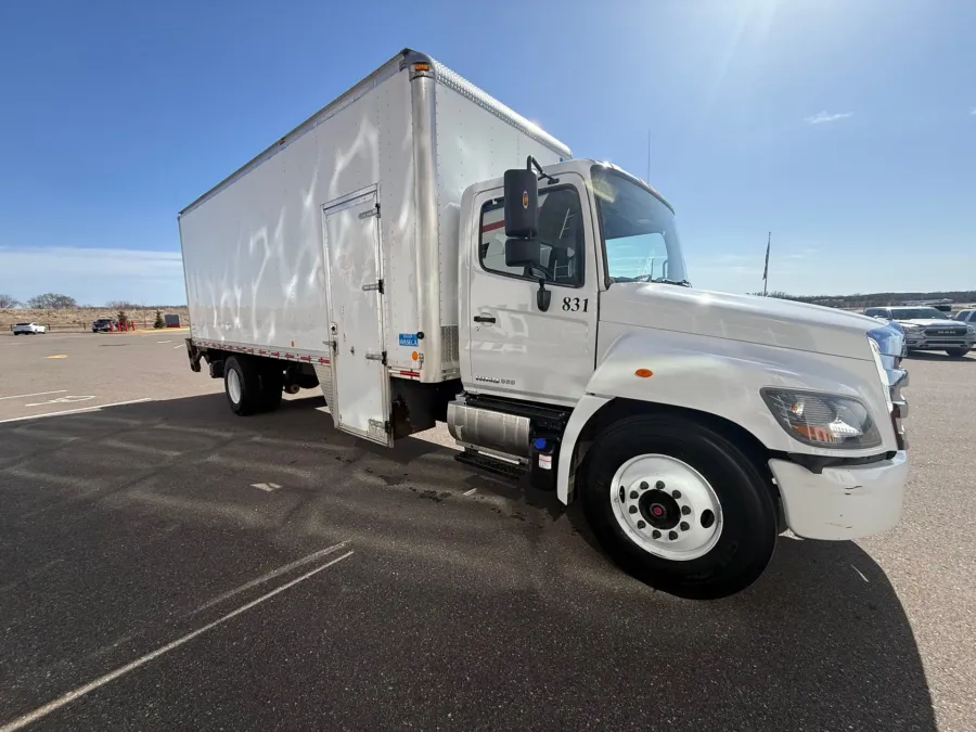 2016 Hino 268 | Photo 7 of 11