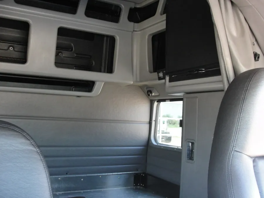 2022 Peterbilt 389 | Photo 14 of 23