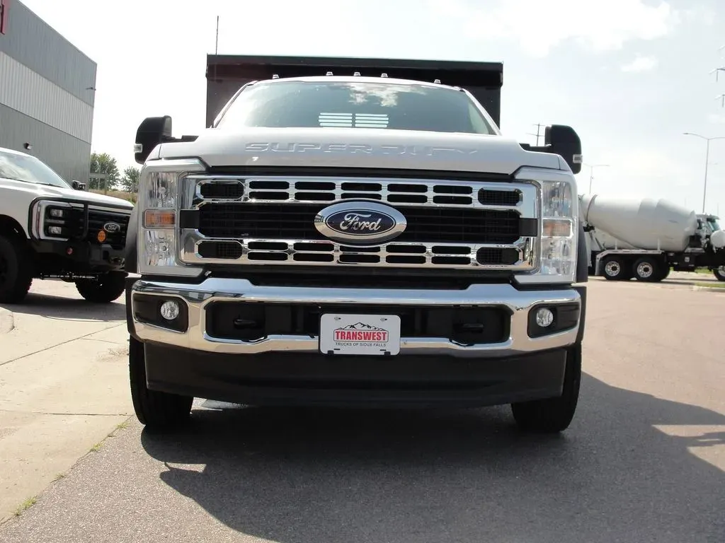 2025 Ford Super Duty F-550 XL | Photo 4 of 18