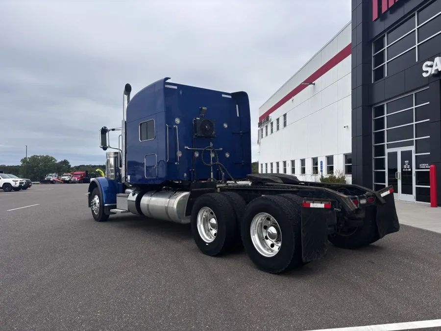 2022 Peterbilt 389 | Photo 7 of 20