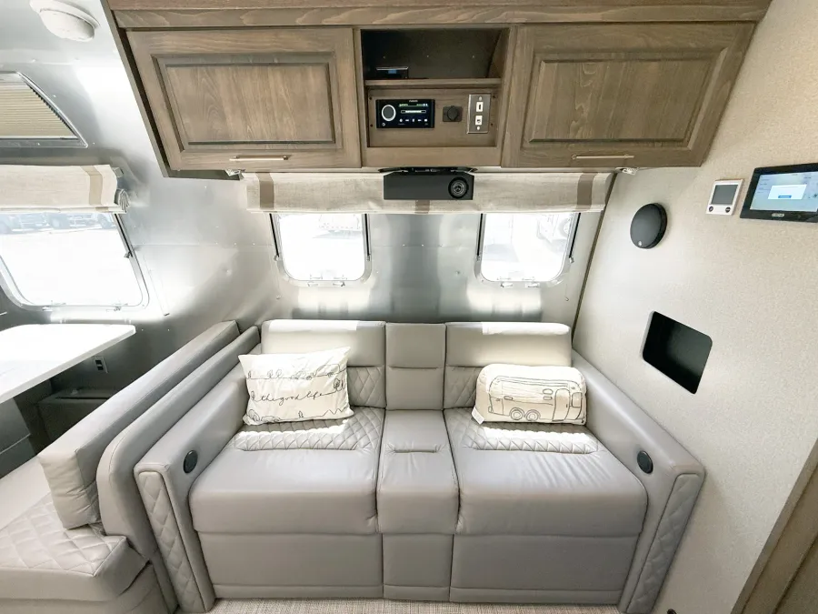 2024 Airstream Classic 33FB Twin | Photo 13 of 23