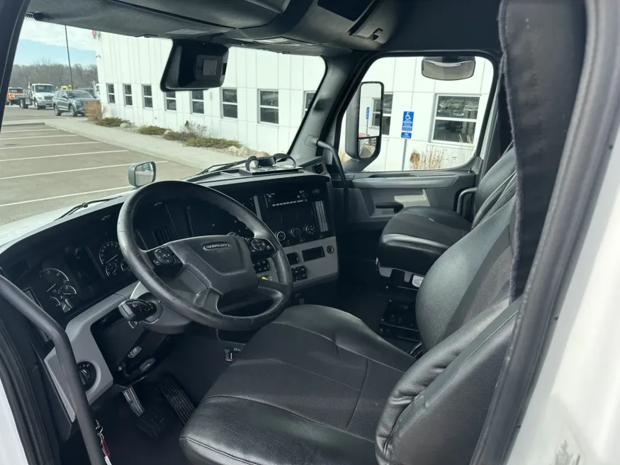 2022 Freightliner Cascadia | Photo 10 of 22