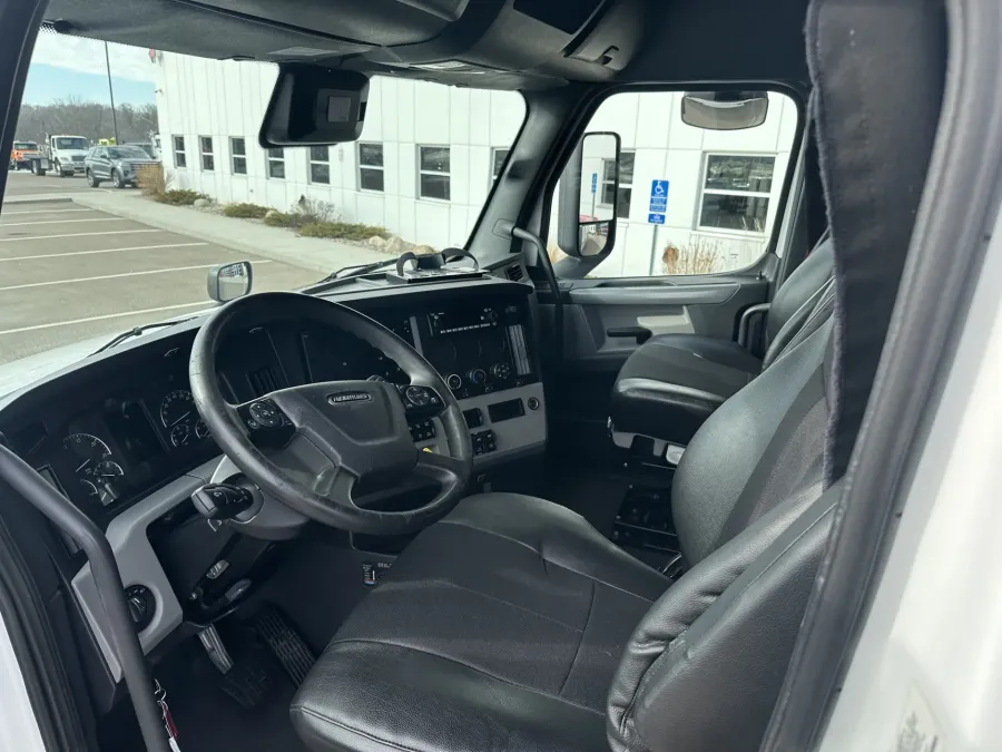 2022 Freightliner Cascadia | Photo 10 of 22