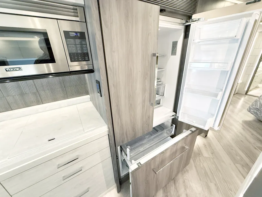 2023 Emerald Prevost H3-45 Triple Slide | Photo 11 of 35