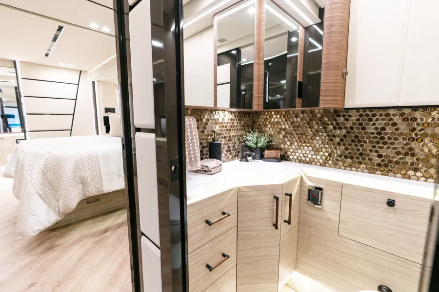 2026 Emerald Luxury Coaches Prevost H3-45 Triple Slide | Photo 12 of 23