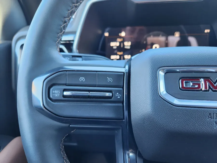 2025 GMC Canyon 4WD AT4 | Photo 21 of 28