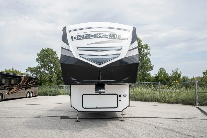 2022 Coachmen Brookstone 398MBL | Photo 4 of 27